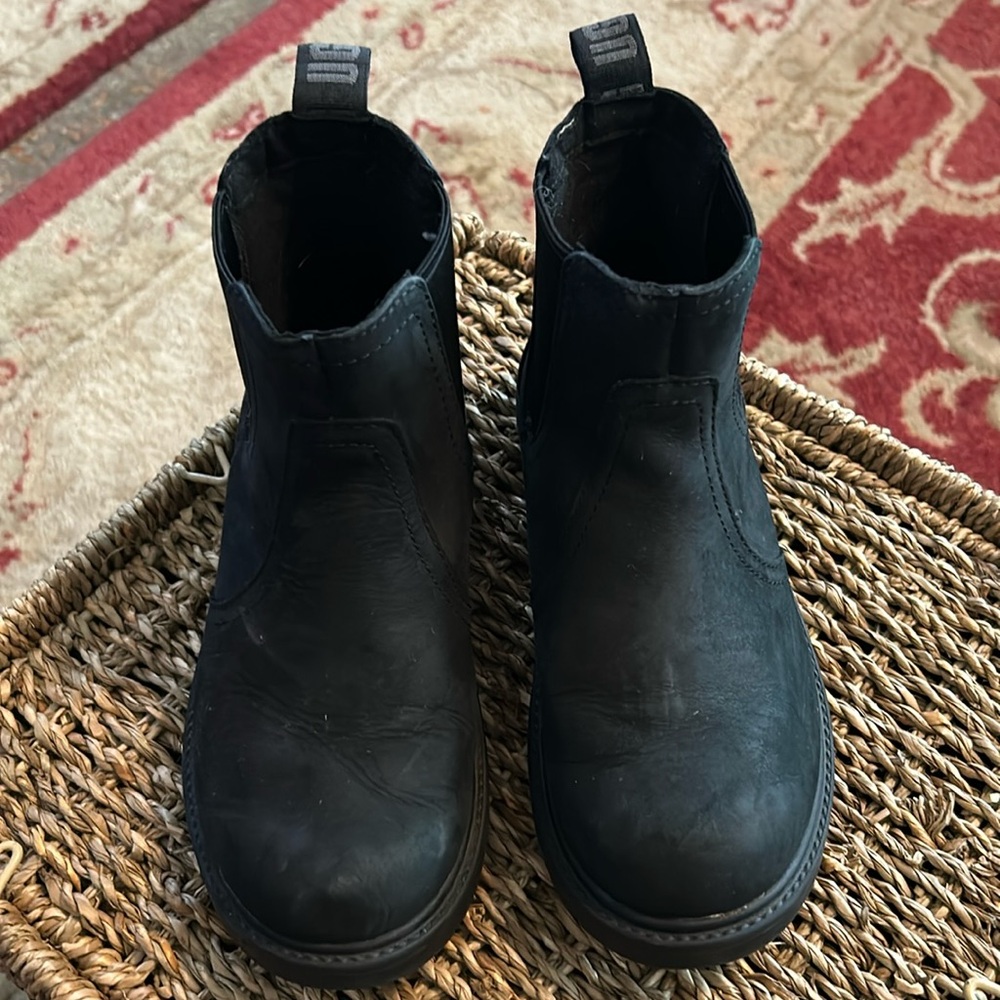 UGG BOYS BLACK ANKLE BOOT size 2